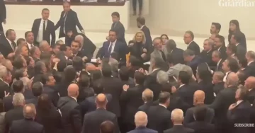 (ВИДЕО) ТЕПАЧКА НАМЕСТО ДЕБАТА: Тупаници и туркање за време на расправата за буџетот во турскиот парламент