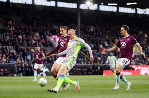 (Видео) Сити победи на „Турф Мур“, ја презеде челната позиција и го испрати Барнли во Чемпионшип