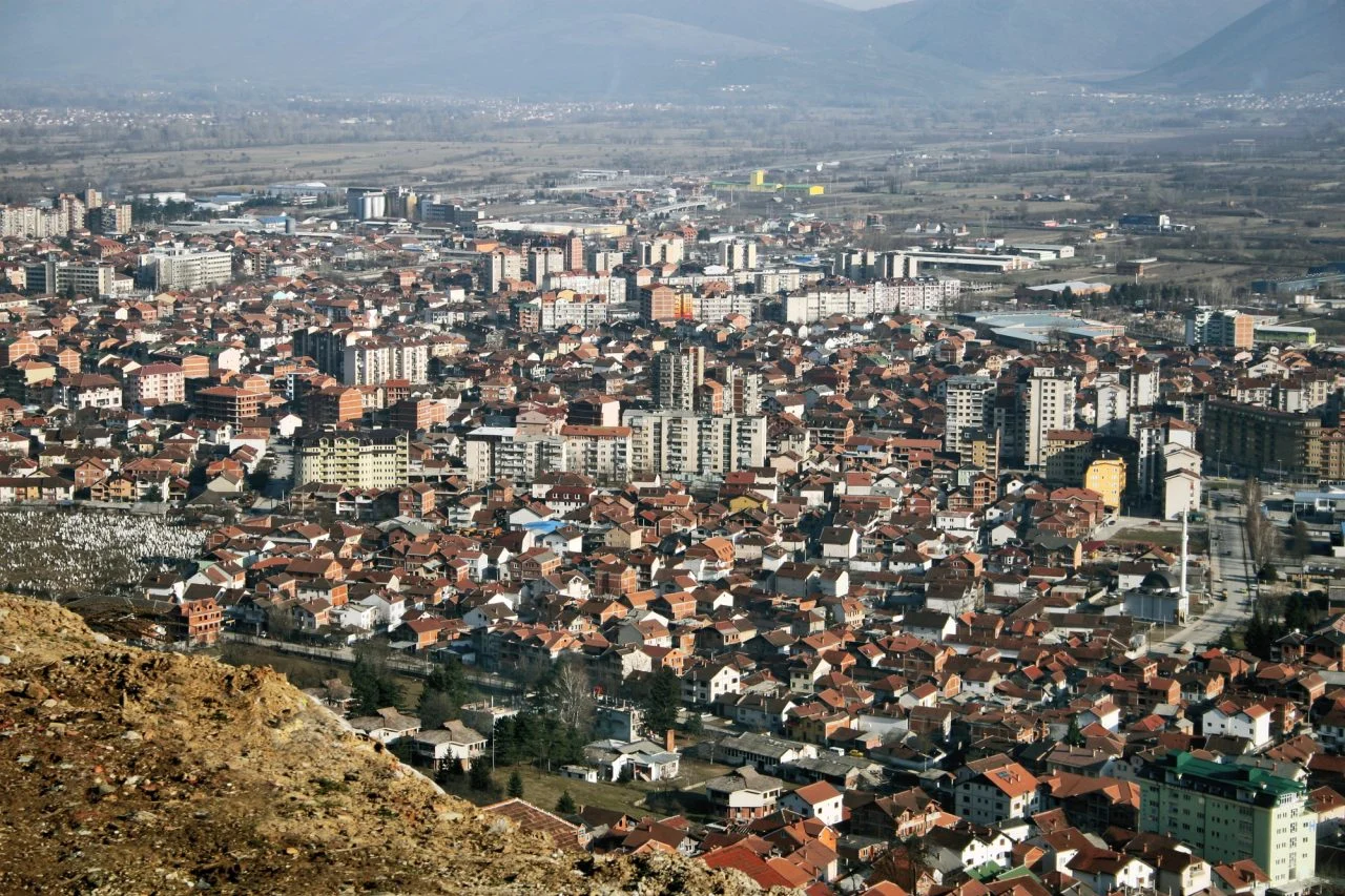 По напад со нож во Тетово, полицијата пронајде пиштоли, тефтери со евиденција и пари