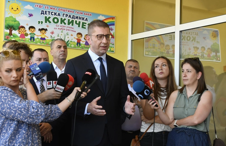 Остануваме најевтината земја кога станува збор за цените на горивата, продолжува поддршката за нови авиолинии, вели Мицкоси