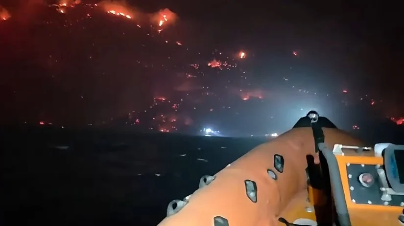 (Видео) Поглед од морето кон Омиш во пламен, хрватските спасувачи објавиja морничава снимка