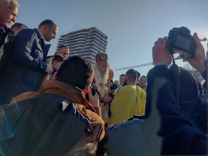 Дарко Митровиќ го фати крстот во водите на Вардар во Скопје