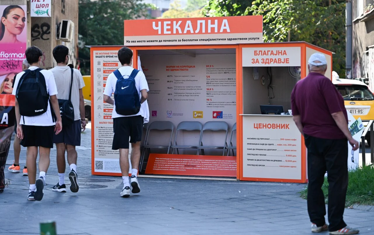 Поставена чекална – симбол на корупцијата во здравството: герила акција на „Партизанска“