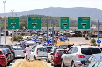 (ВИДЕО) Километарски колони на Евзони за влез во Македонија: Се вози во пет ленти, но долго се чека