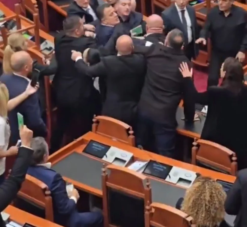 (Видео) Тепачка меѓу пратениците: карамбол во албанскиот парламент