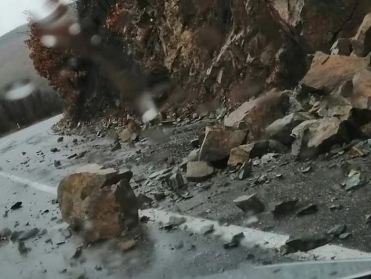 Одрон на патот Охрид – Св. Наум, сообраќајот се одвива по една лента