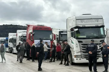 ОСВЕН КОПНЕНИТЕ БЛОКАДИ: Црногорските превозници го блокираа и пристаништето во Бар