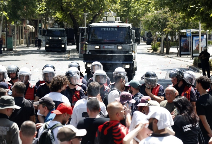 Втора вечер судири меѓу полицијата и  студентите на протестите во Тирана