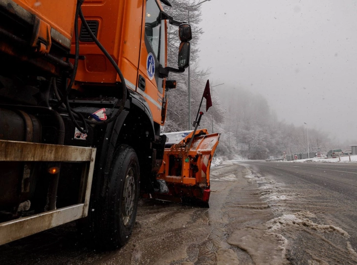 Државните патишта се проодни, во некои делови има заглавени возила и забрани за движење