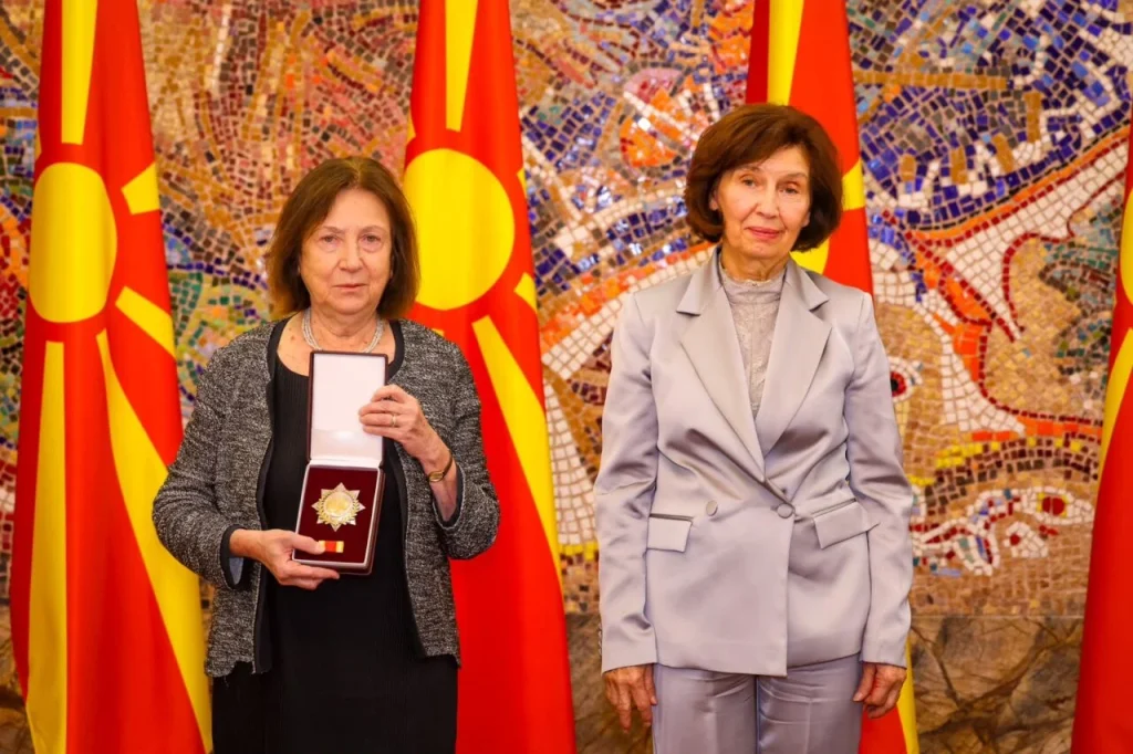 Сиљановска-Давкова ја одликуваше Светлана Мојсов со Орден „8 Септември“
