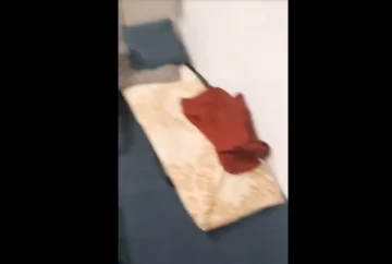 (ВИДЕО) ЕВЕ КАКО РАБОТЕЛЕ КАДРИТЕ НА ДУИ: Душеци и перници во канцеларијата во Министерство за односи меѓу заедниците – Стоилковиќ ги прати да спијат по дома!