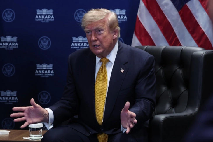 Трамп ја прекинува целата трговија со Шпанија
