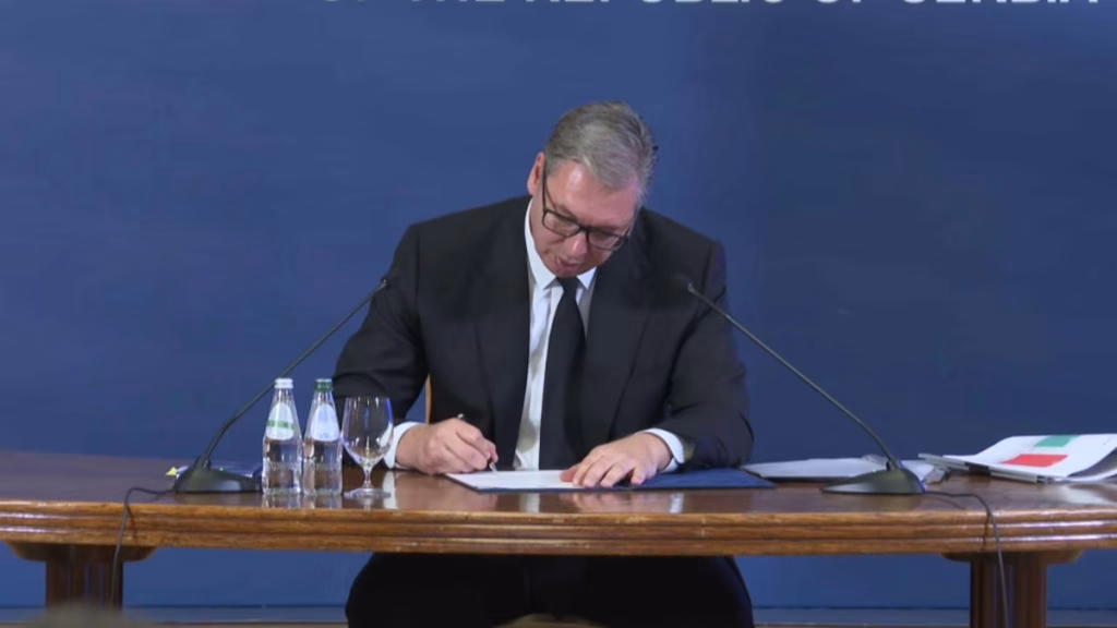 Александар Вучиќ поднесе оставка од функцијата претседател на Србија