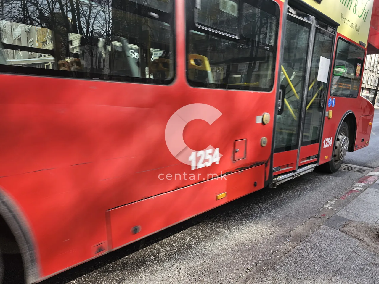 Грабеж среде бел ден во центарот на Скопје: Додека се качувала во автобус, била ограбена