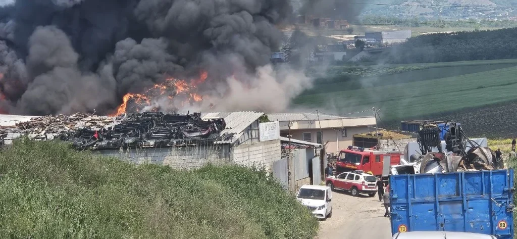Пожар во Визбегово кај обиколницата: Горат стари автомобили на приватен имот, на терен пожарникари и инспектори