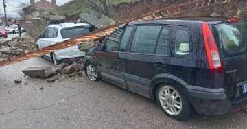 (ВИДЕО) Се урна потпорен ѕид кај штипската Клиничка болница, оштетени две возила