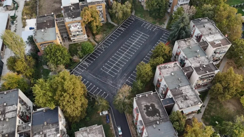 [ФОТО] Целосна реконструкција на двата паркинга на улицата „Костурска“ во Скопје Север
