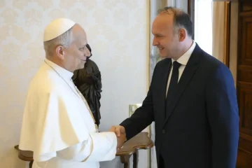 СОБРАНИСКА ДЕЛЕГАЦИЈА ВО ВАТИКАН: Гаши му врачи подароци на Папата Лав XIV