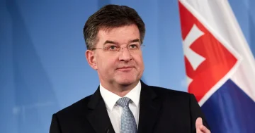 Лајчак поднесе оставка заради комуникацијата со Епштајн