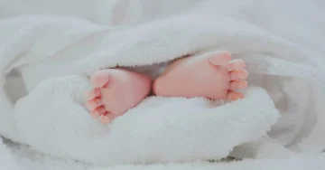 ПОДДРШКА ЗА МЛАДИТЕ СЕМЕЈСТВА: Општина Росоман исплати по 12.000 денари на родители со новороденчиња