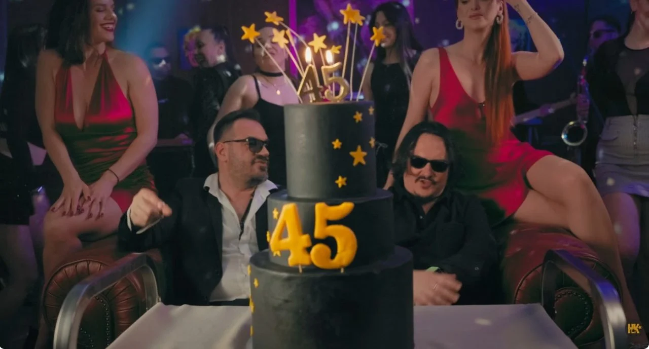 (Видео) Нокаут и Брејк со илјада дилеми за „кризата на средните години“ што го мачат сиот машки свет во – „Дента кога наполнив 45“