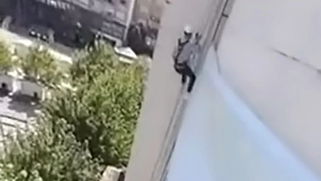 (Видео) Огромното украинско знаме од центарот на Приштина отстрането по посетата на Зеленски на Србија