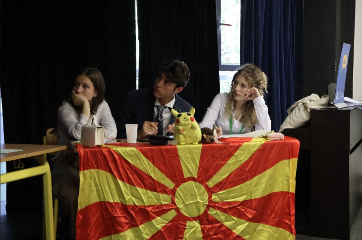 Македонски средношколци освоија прво место на еден од најголемите интернационални дебатни турнири