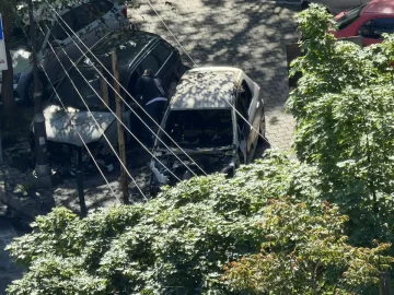 (ФОТО) Изгореа два автомобили утрово во скопски Карпош