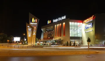 (ВИДЕО) ЛАЖНИ СЕ ДОЈАВИТЕ ЗА БОМБИ: Синоќа беше евакуиран Сити Мол