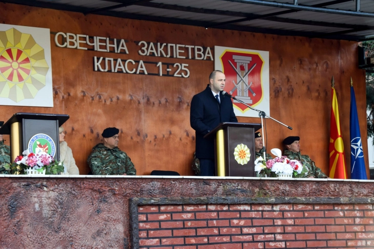 Младите во Македонија покажуваат сè поголем интерес за професионални војници, годинава конкурс за уште 300, изјави министерот Владо Мисајловски