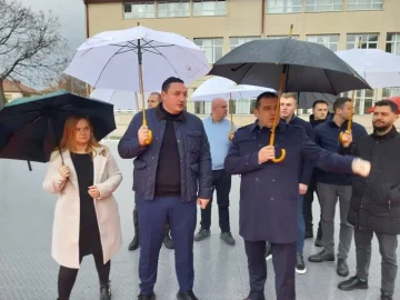 Министерот Ристовски и градоначалникот Јанков го предадоа во употреба мултифункционалното игралиште во струмичката гимназија