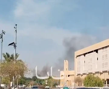 (ВИДЕО) НОВ ПРОЕКТИЛ ГО ПОГОДИ АЕРОДРОМОТ ВО РИЈАД: Избувнал пожар во патничкиот терминал