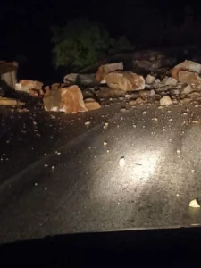 Екипа на „Македонијапат“ работи на расчистување на одронот на автопатот Скопје – Велес