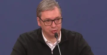 Вучиќ ја зајакнува војската и вели дека нема да дозволи Србија да биде покорена