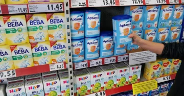 АКО СТЕ КУПИЛЕ, НЕ ГО УПОТРЕБУВАЈТЕ: АХВ нареди итно повлекување на контаминирано млеко за бебиња АПТАМИЛ