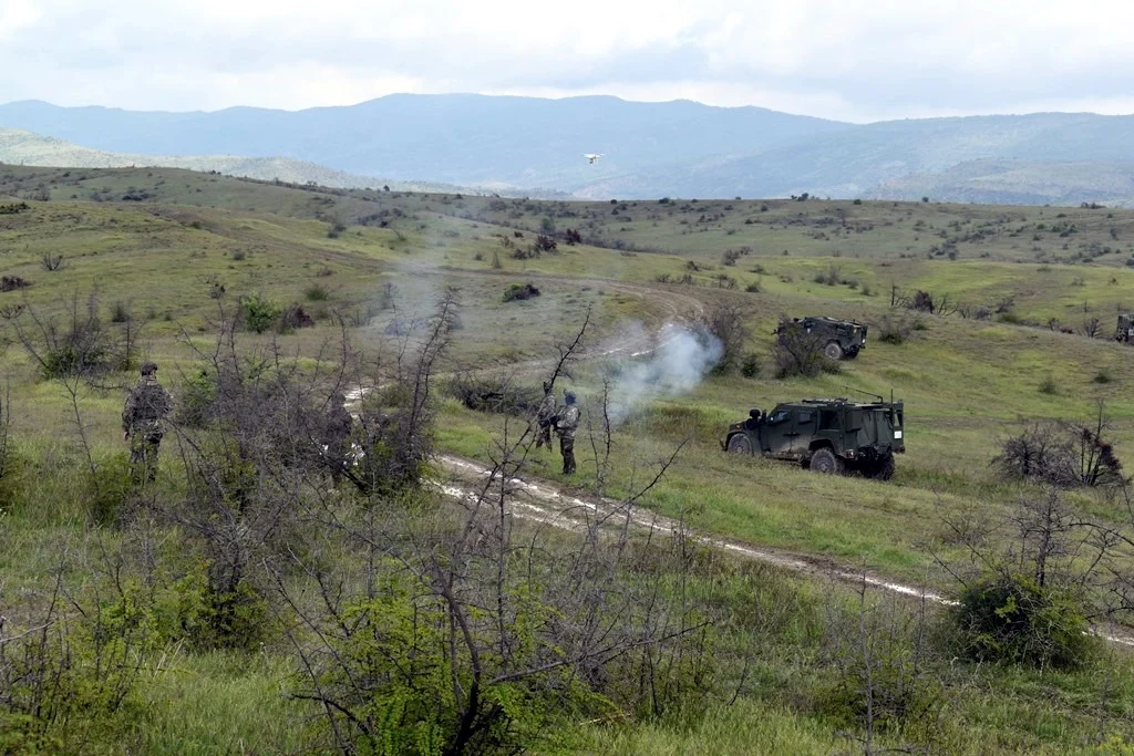 (Фото) На армискиот полигон „Криволак“ офанзивни тактички операции во „Блесок 26“ со тековно учество на оценувачкиот тим и НАТО монитори