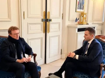 МУЦУНСКИ ВО ПАРИЗ: Средба со советниците на Макрон