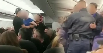 ПИЈАНИ ДИВЕЕЛЕ НА ЛЕТ ЗА СКОПЈЕ: Приведен навивач од Словачка, 10 лица биле вратени назад поради агресивно и недолично однесување на авион