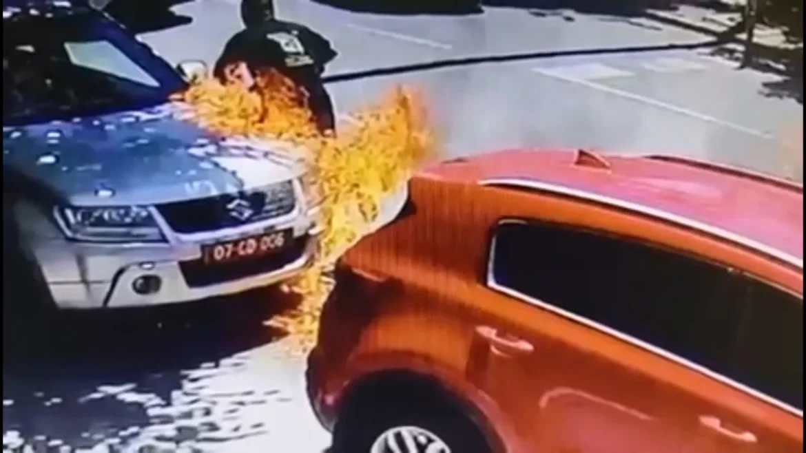 (ВИДЕО) Бугарски медиуми објавија видео од палењето на автомобилите пред амбасадата во Скопје