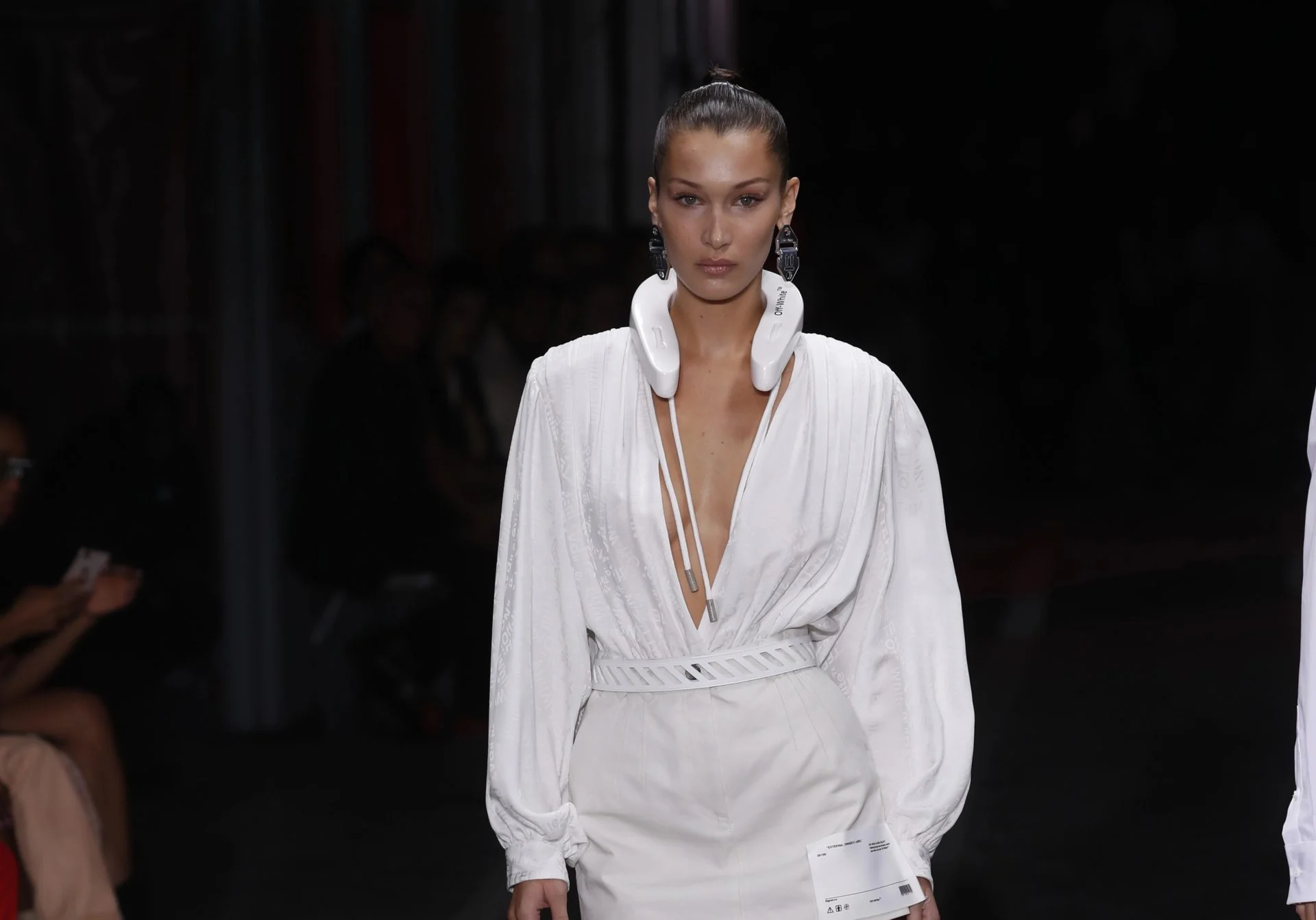 (Фото) Класик без кој не можете оваа пролет: Научете како да комбинирате бела кошула