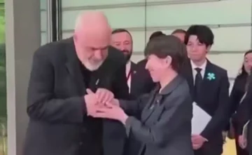 (ВИДЕО) Еди Рама сакаше да ѝ бакне рака на јапонската премиерка, таа го одби