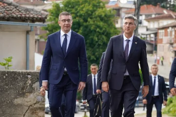 ШТО ЈАДЕА ДВАЈЦАТА ПРЕМИЕРИ? Пленковиќ уживаше во македонски ајвар и тавче гравче