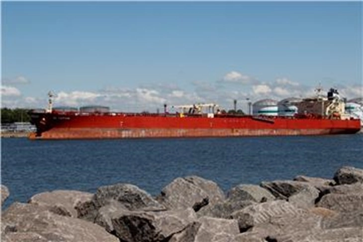 САД дозволија привремени купувања на руска нафта заглавена на море