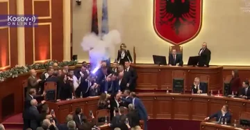 (ВИДЕО) ХАОС ВО АЛБАНСКИОТ ПАРЛАМЕНТ: Пратениците од опозицијата со димни бомби ја прекинаа седницата