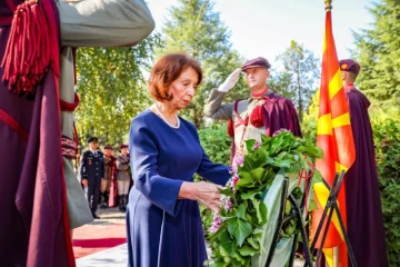 Сиљановска-Давкова положи цвеќе на вечните почивалишта на Глигоров, Трајковски и Кљусев