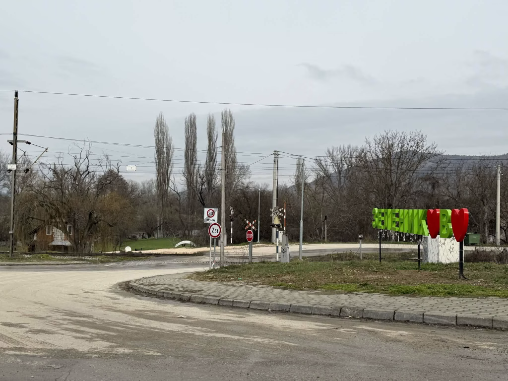 Закани со остар предмет, скршено возило и прегазување: Приведени тројца жители на Зелениково