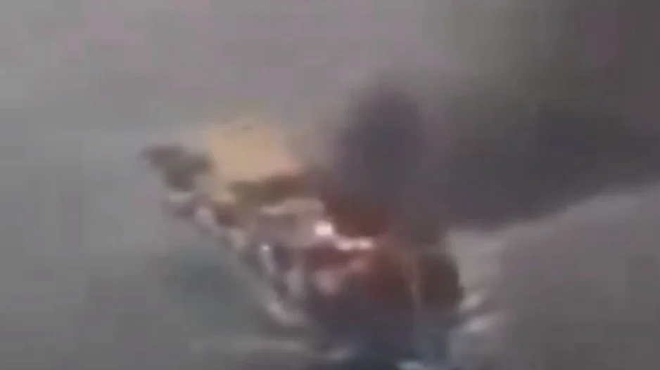 (Видео) Јужна Кореја ја истражува експлозијата на брод во Ормускиот теснец: Иран негира вмешаност