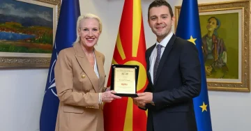 Муцунски на проштална средба со амбасадорката на САД, Ангела Агелер