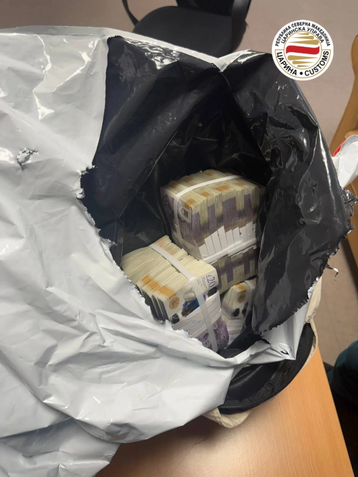 Oткриени непријавени 150 илјади британски фунти на Меѓународниот аеродром Скопје