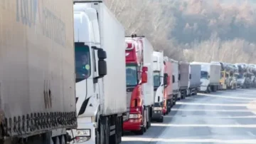 ДРАМА НА ГРАНИЦИТЕ ВО БИХ: Полицијата ги забрани протестите, транспортерите успеаја да го блокираат само „Свилај“